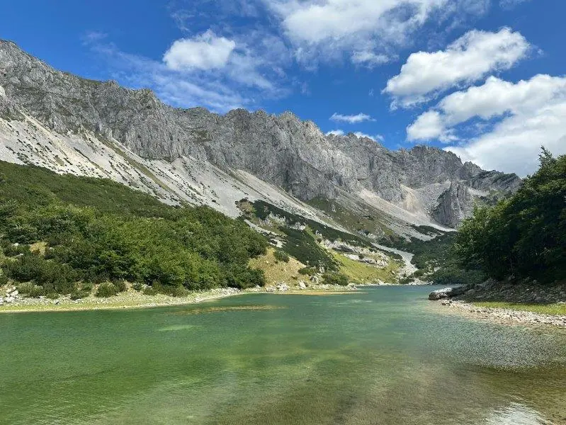 Bergsee in der Morgensonne